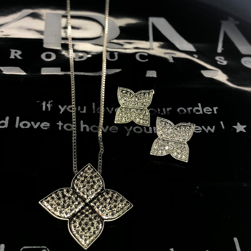 Four leaf clover pendant with earings