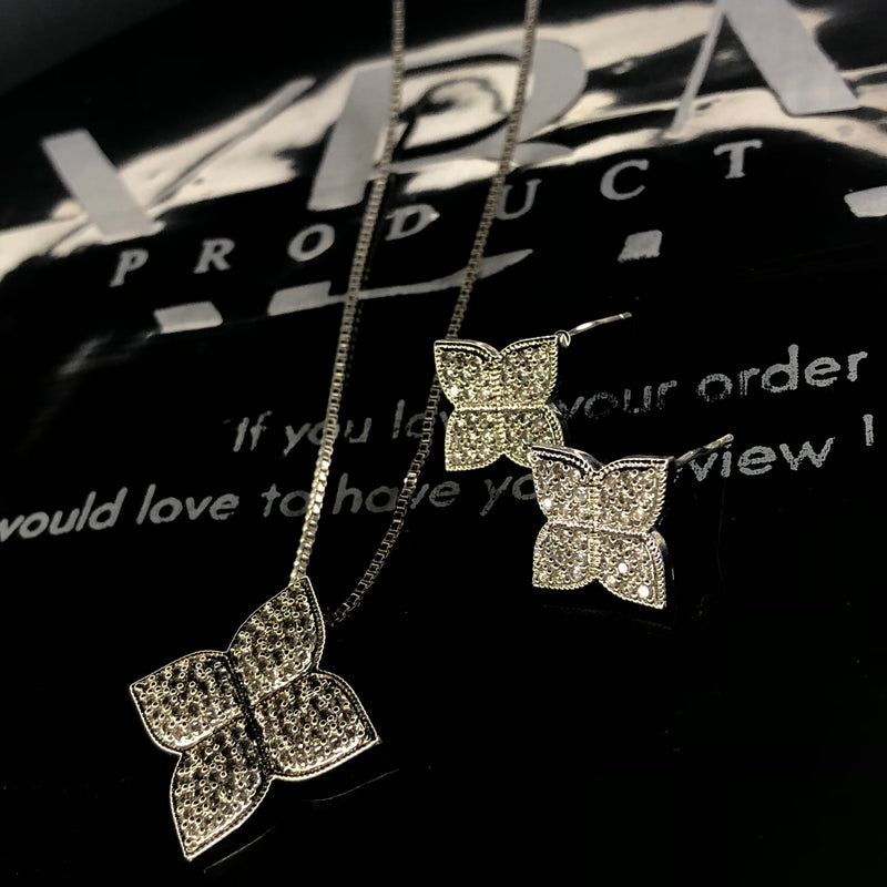 Four leaf clover pendant with earings